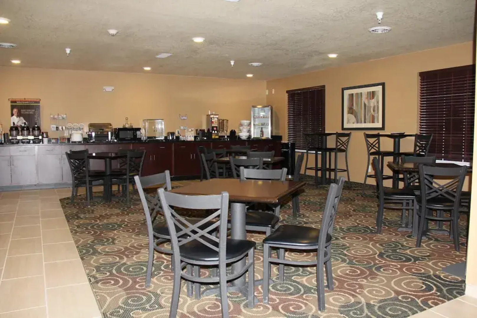 Castle Rock Inn & Suites