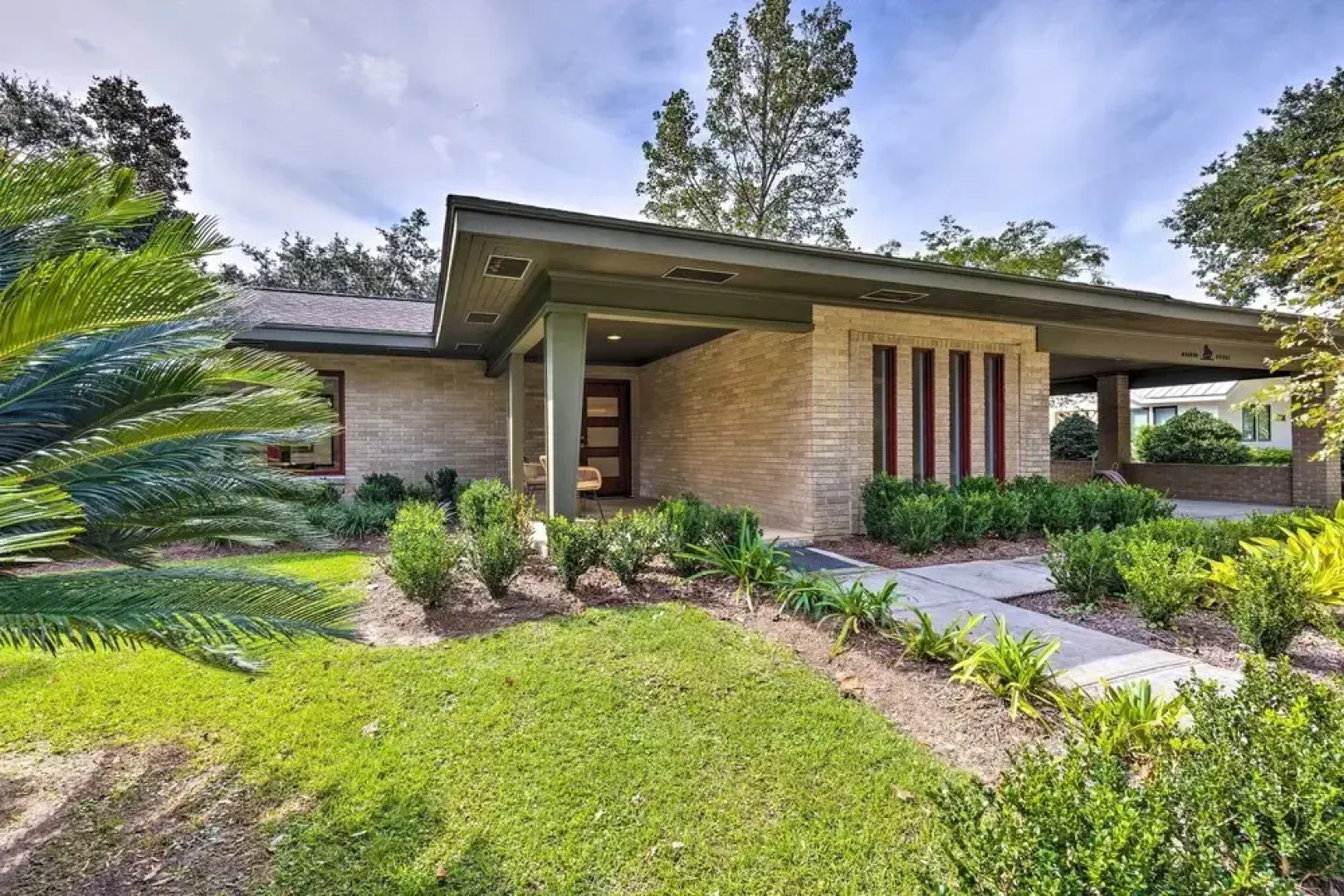 Mid-century Dream Home < Half-mile to Beach!