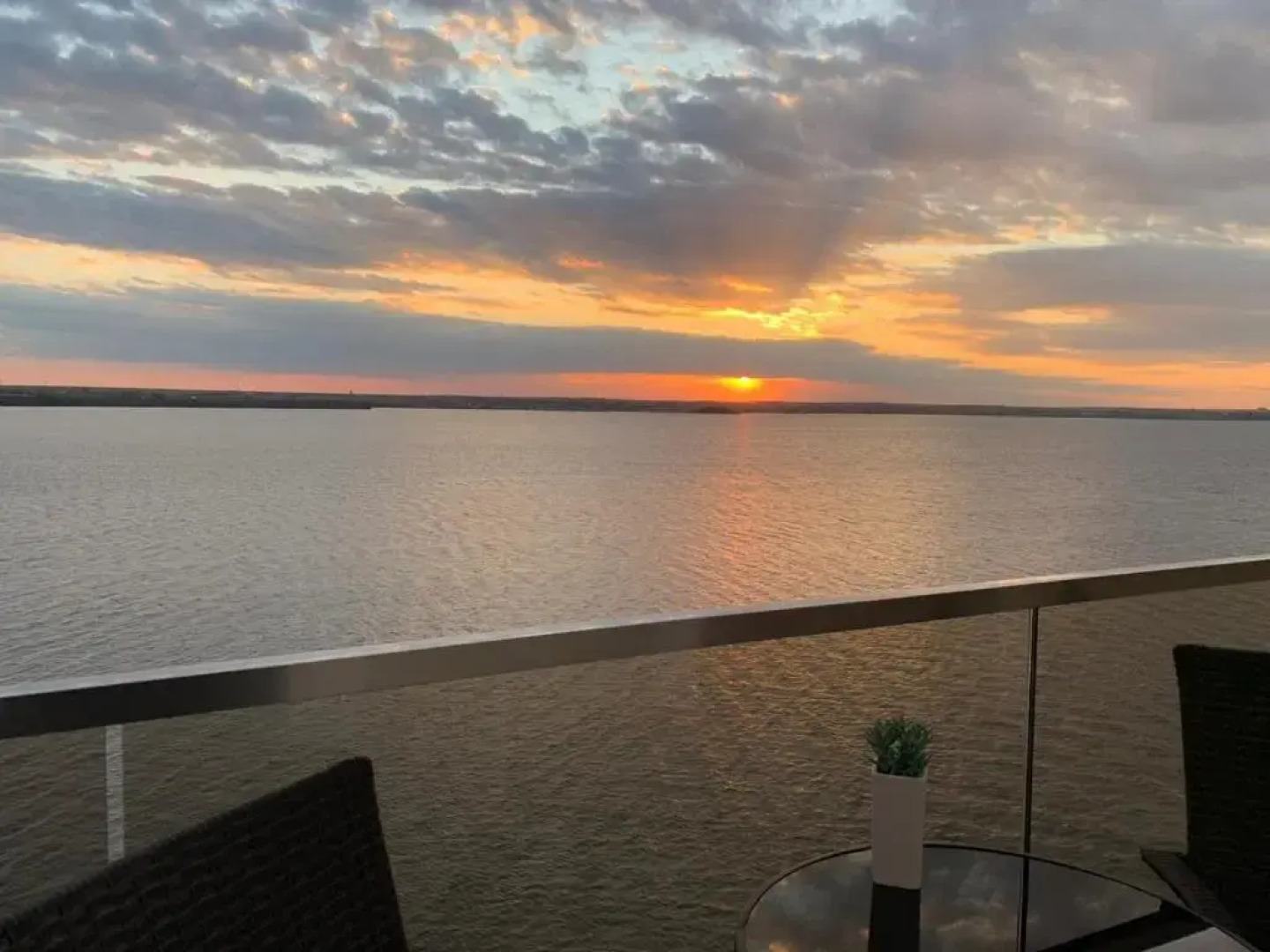 Apartment Sunset Lake View