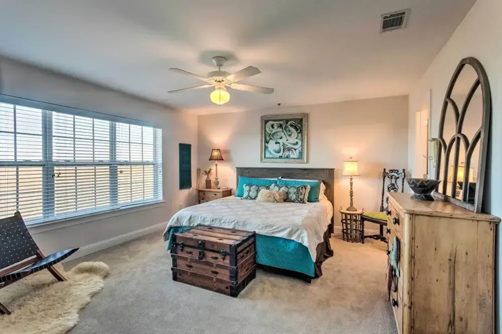 3rd-floor Riverfront Condo: Walk to Downtown Eats!