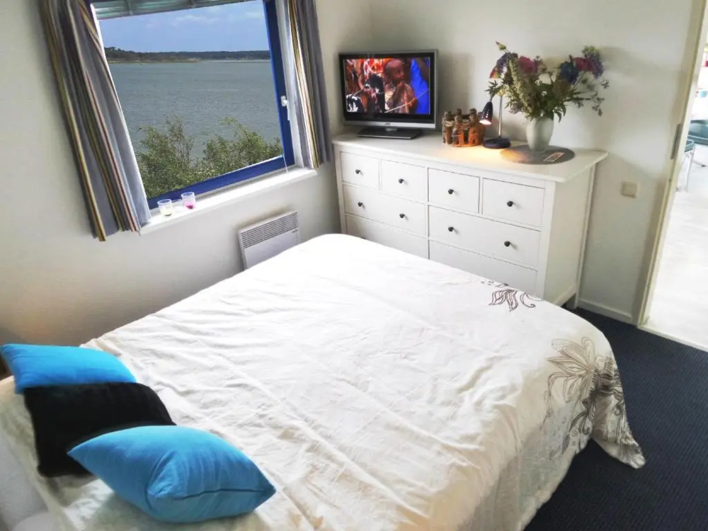 6pers Modern harbor house Jasmijn with fenced garden and lake view