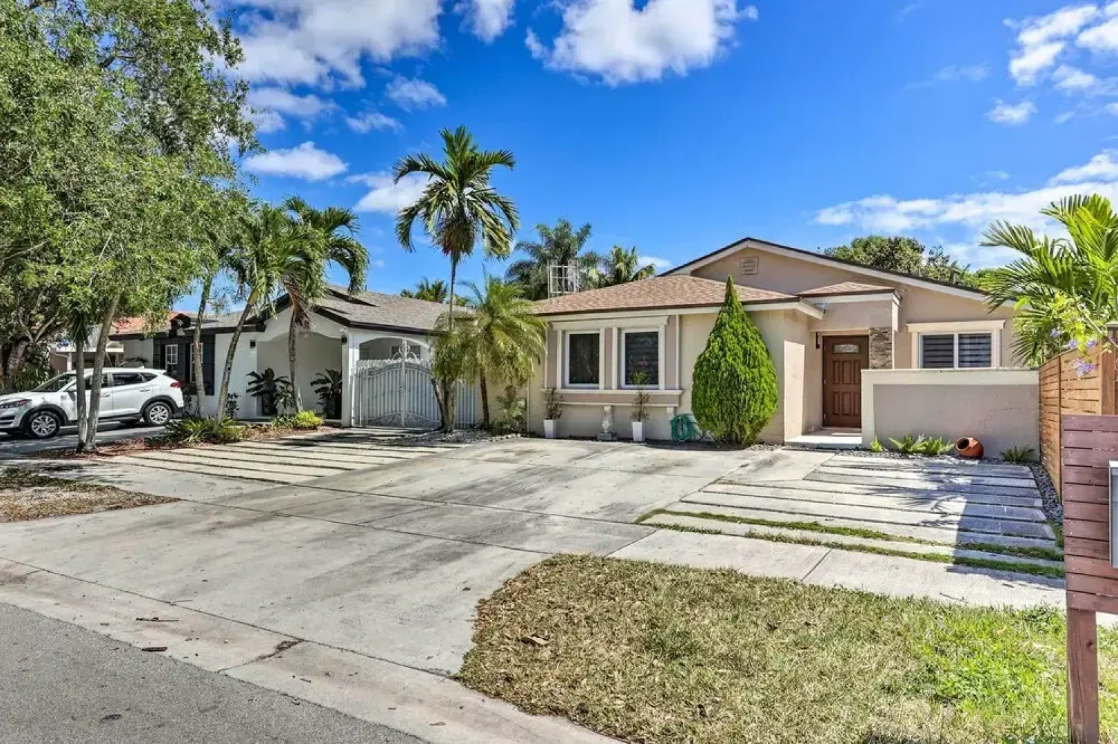 Sunny Miami Retreat - Pool, Patio & Gas Grill!