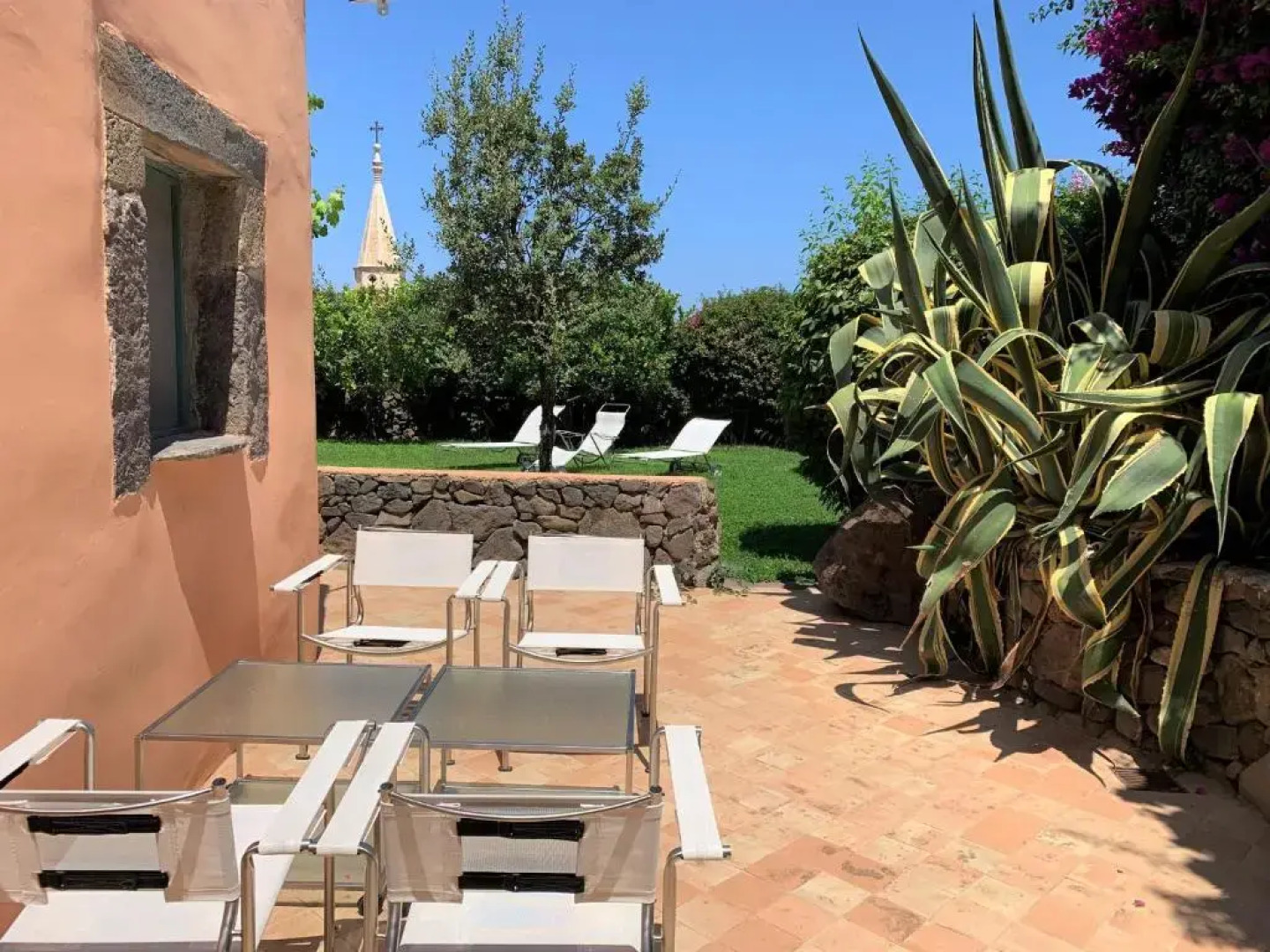 Villa Egea, elegante villa Eoliana dell'800 immersa in un curato giardino