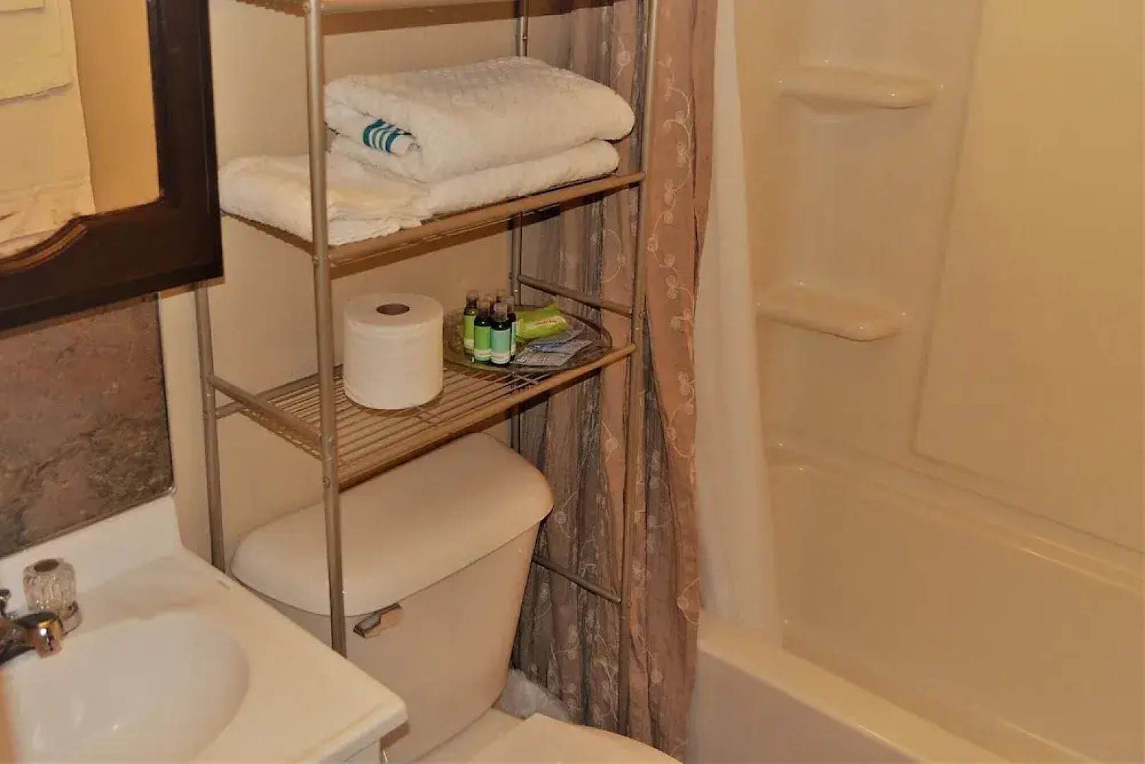 Urbana the Charming Well-lit two Bedrooms Apartment