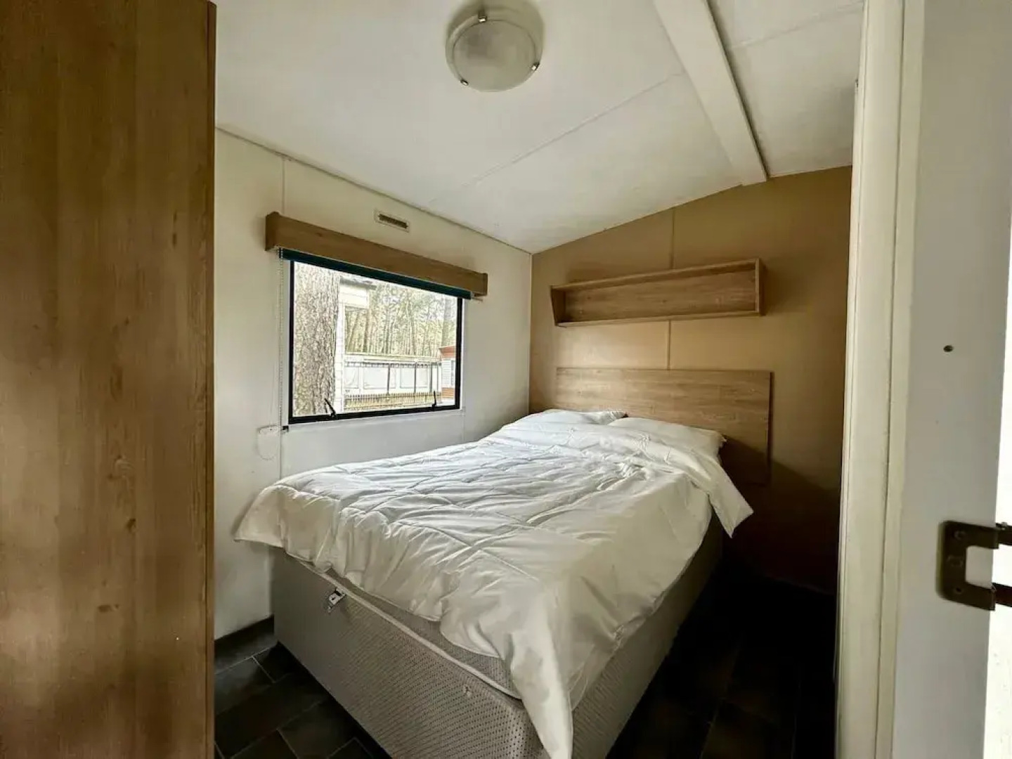 Residence With a Spacious Garden Located in a Child-friendly Park