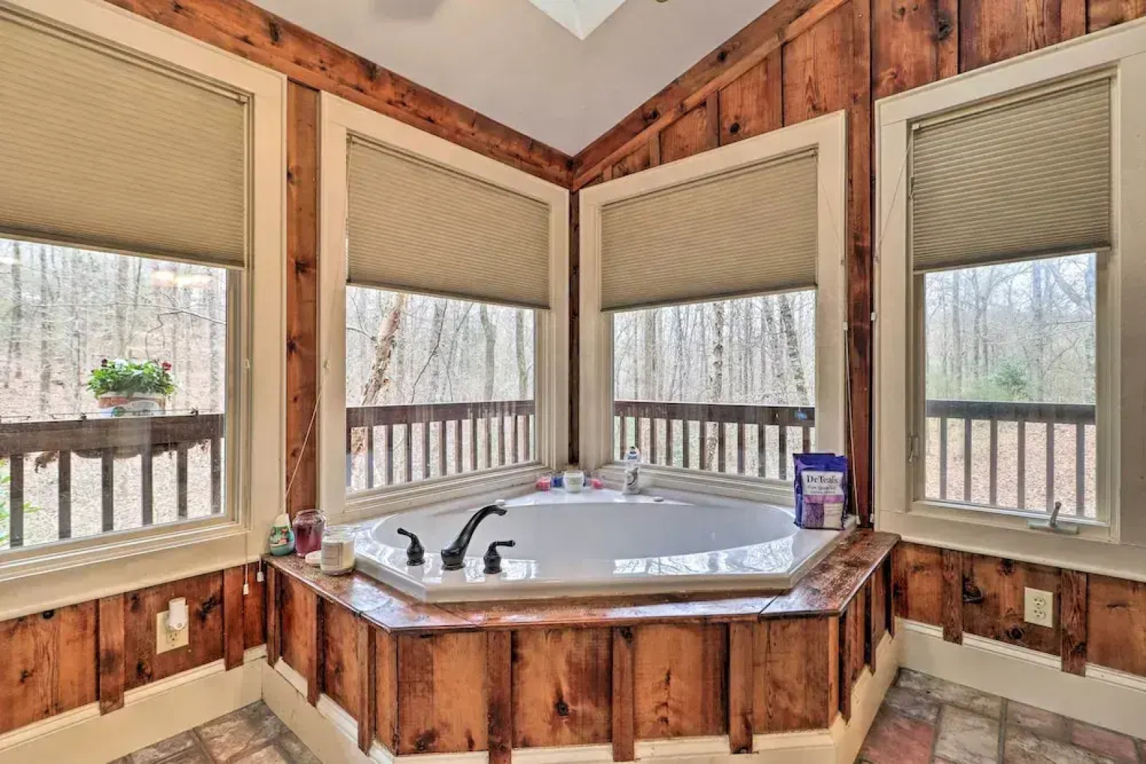 Cozy Conyers Cabin w/ Fireplace & Pool Table!