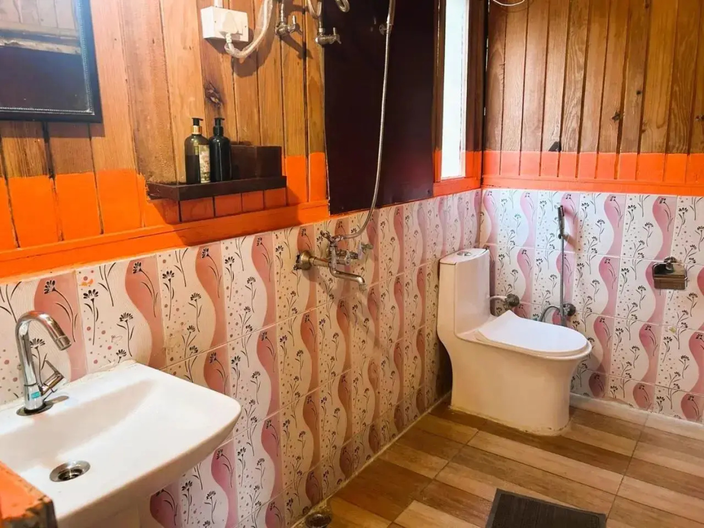 12 BHK Rustic hut in Dhaulsoot Village 3 km from Laxmijhula near Badrinath Road, Rishikesh, by GuestHouser (AE3B)