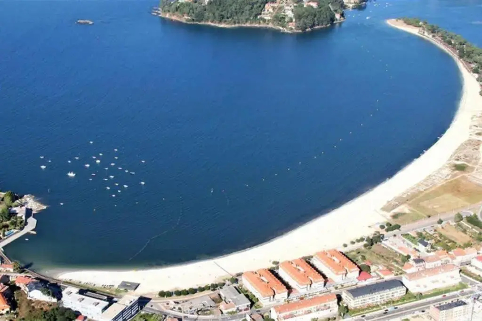 Apartamento con piscina y terraza al lado de la playa