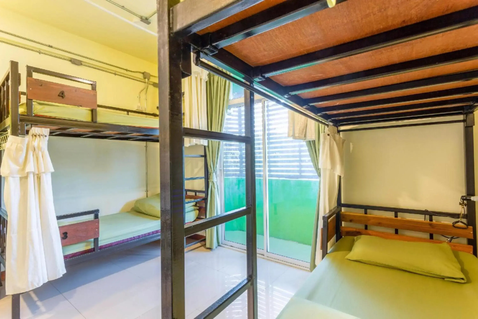 OYO 928 Leaf Hostel