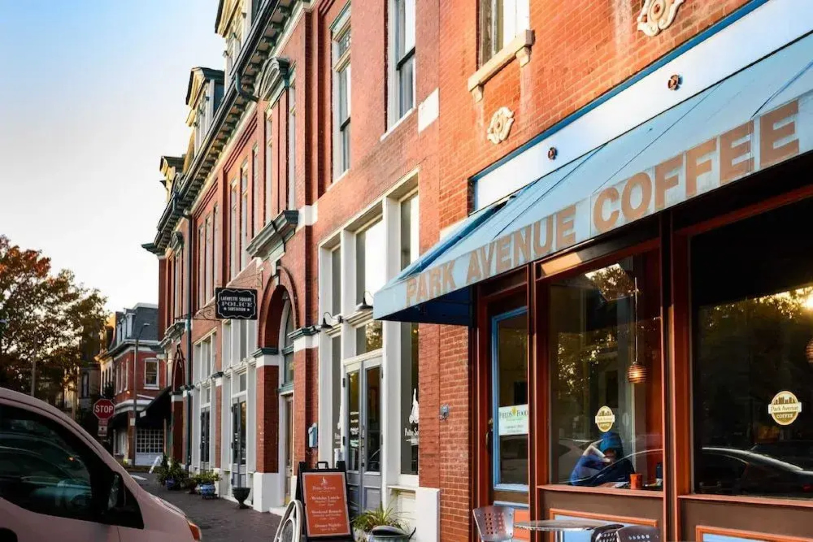 Bordeaux - Luxe LF Square Apts with Rooftop by Zencity