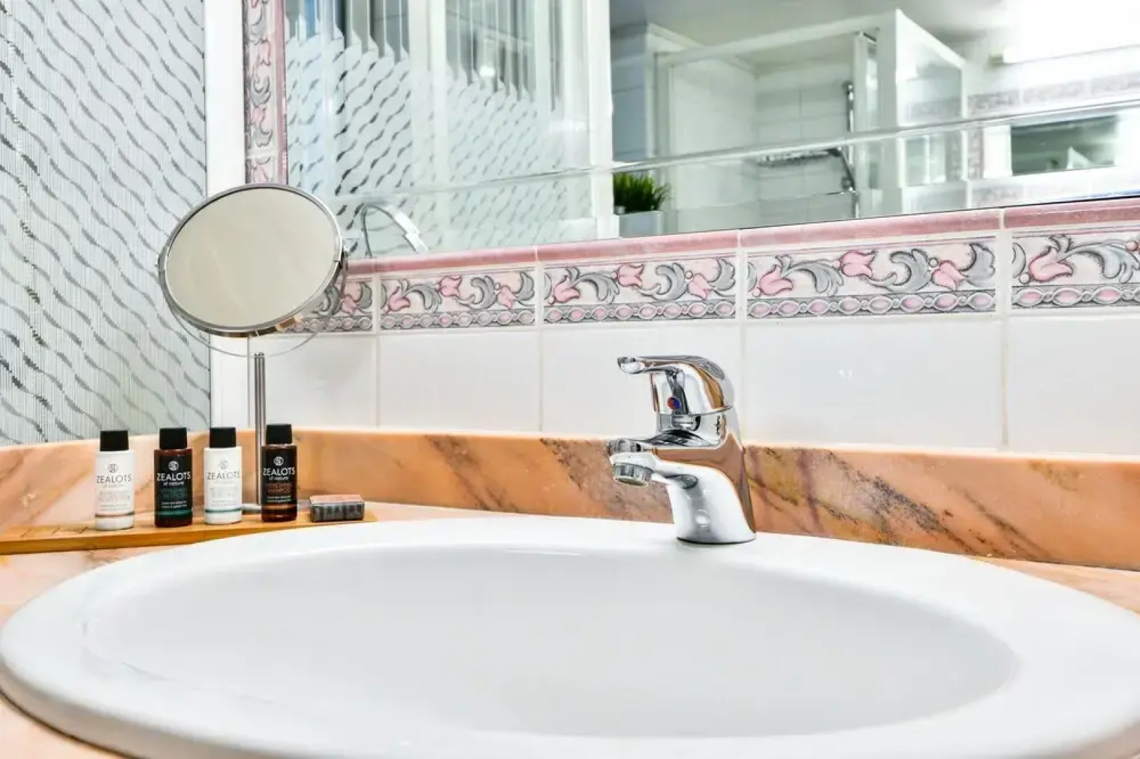 Groovy Apartment by the Sea with Garden