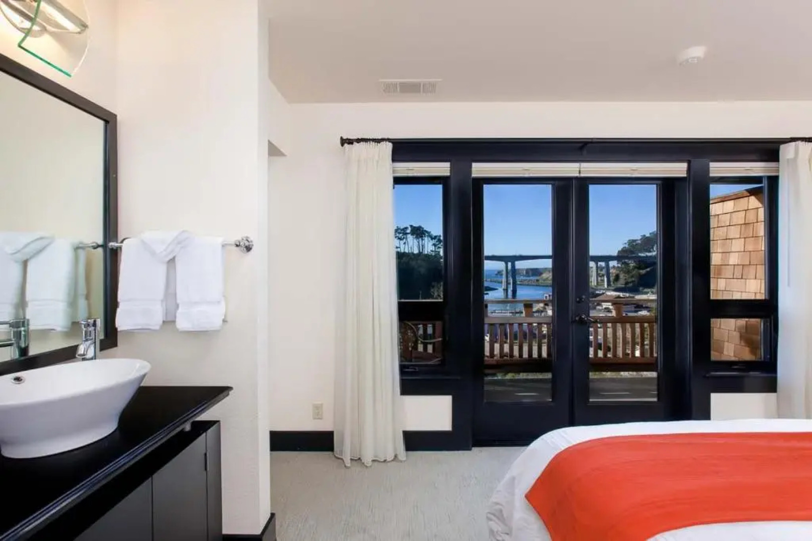 Noyo Harbor Inn Restaurant and Tavern