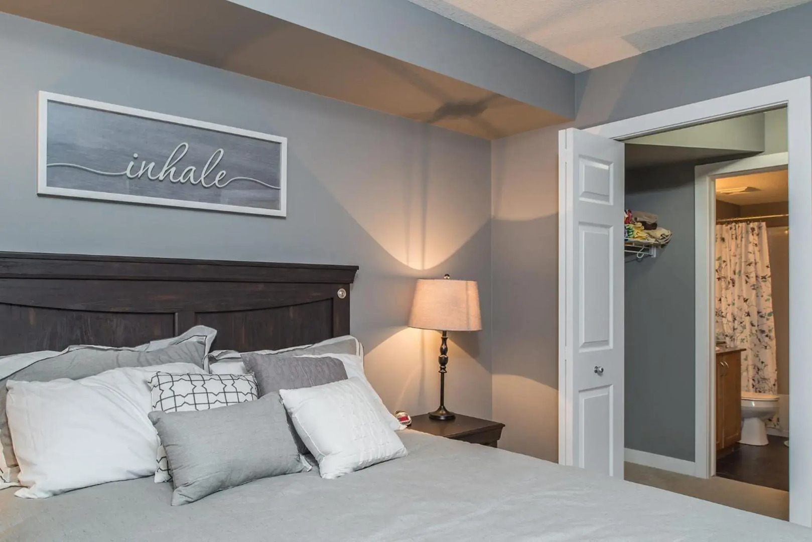 Modern Cozy 2 Bed 2 Bath with Lake and Mountain Views Pool and Hot Tub