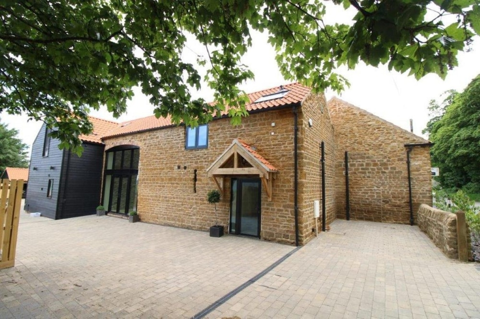 Stunning Barn Sleeps 10 With Hot Tub nr Melton