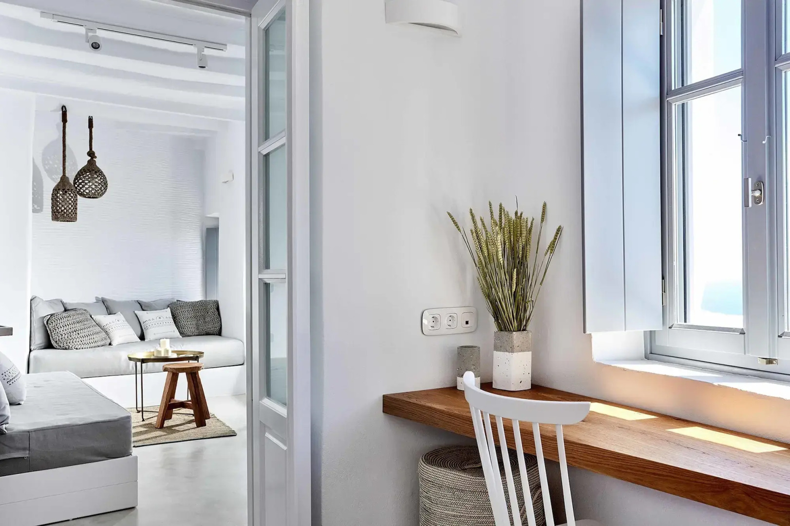 Living Theros Luxury Suites