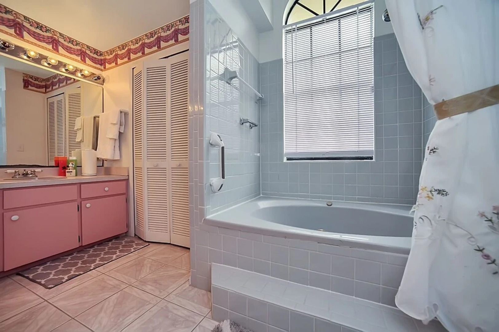 Palm Bay Delight, Large Grass Yard, 20 Minutes To The Beach 3 Bedroom Home