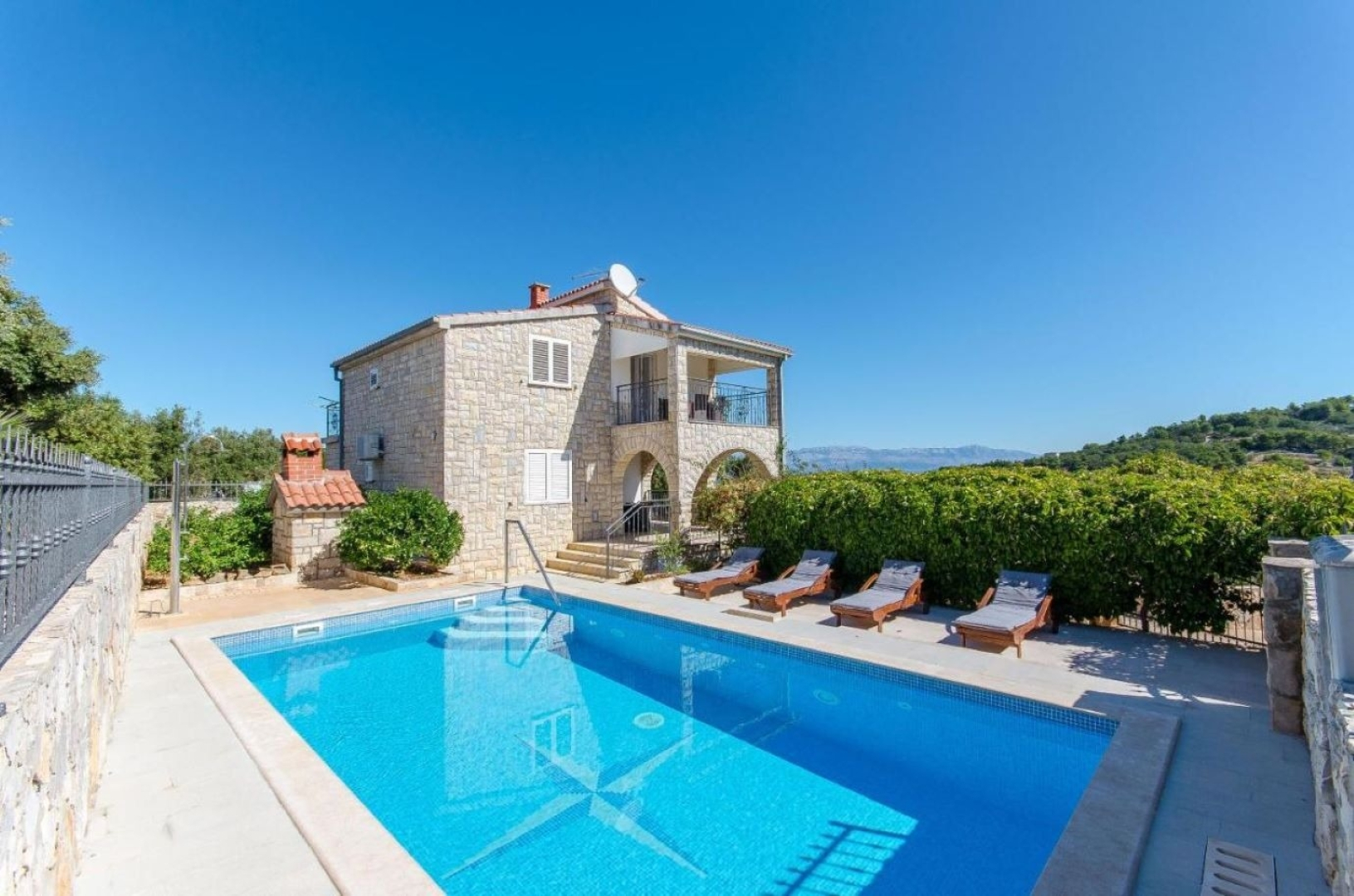 Apartment Lucija  - apartment with Pool: A1 Rogac, Island Solta