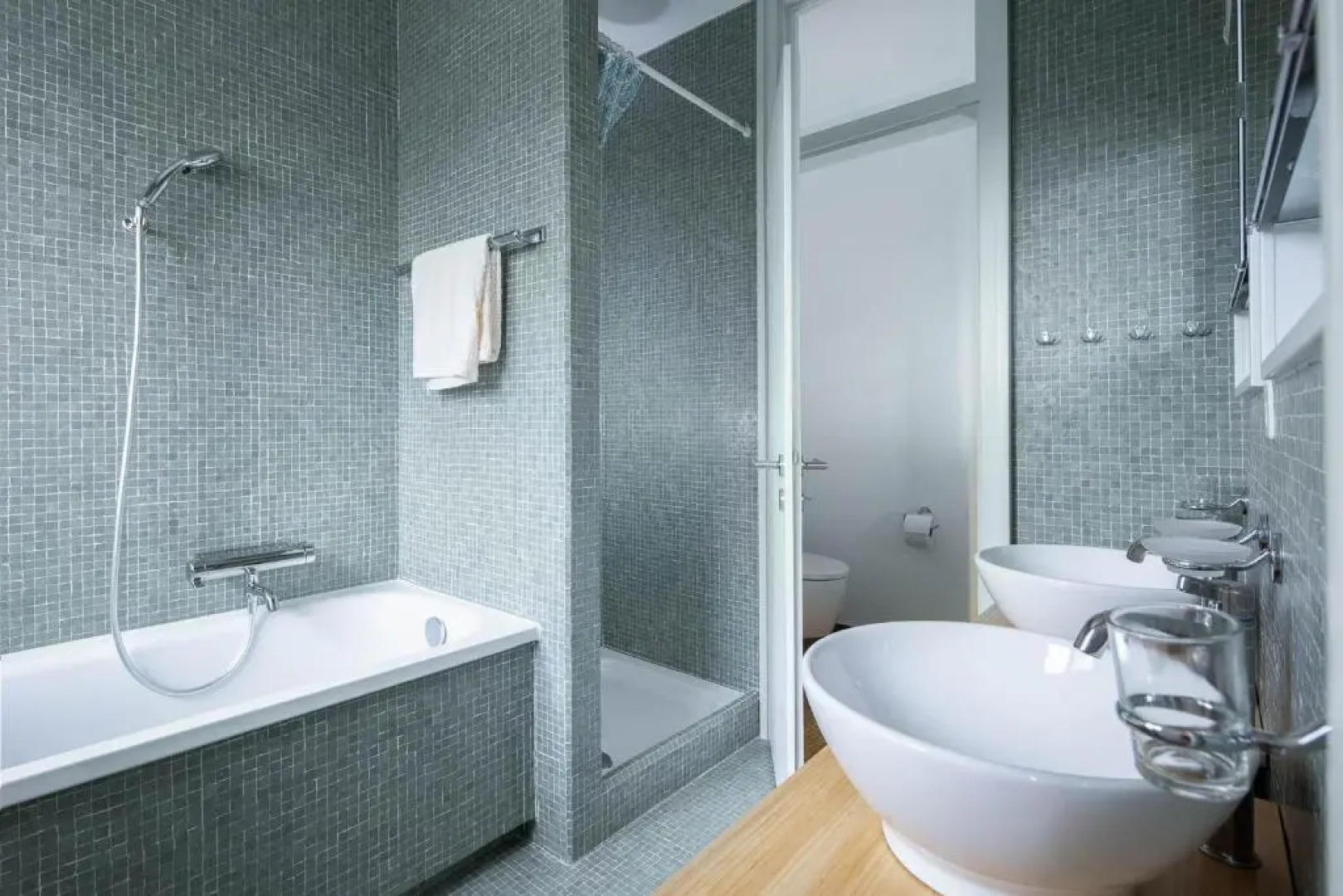 Luxury Apartment With Terrace and Garden Free Parking Smart TV etc