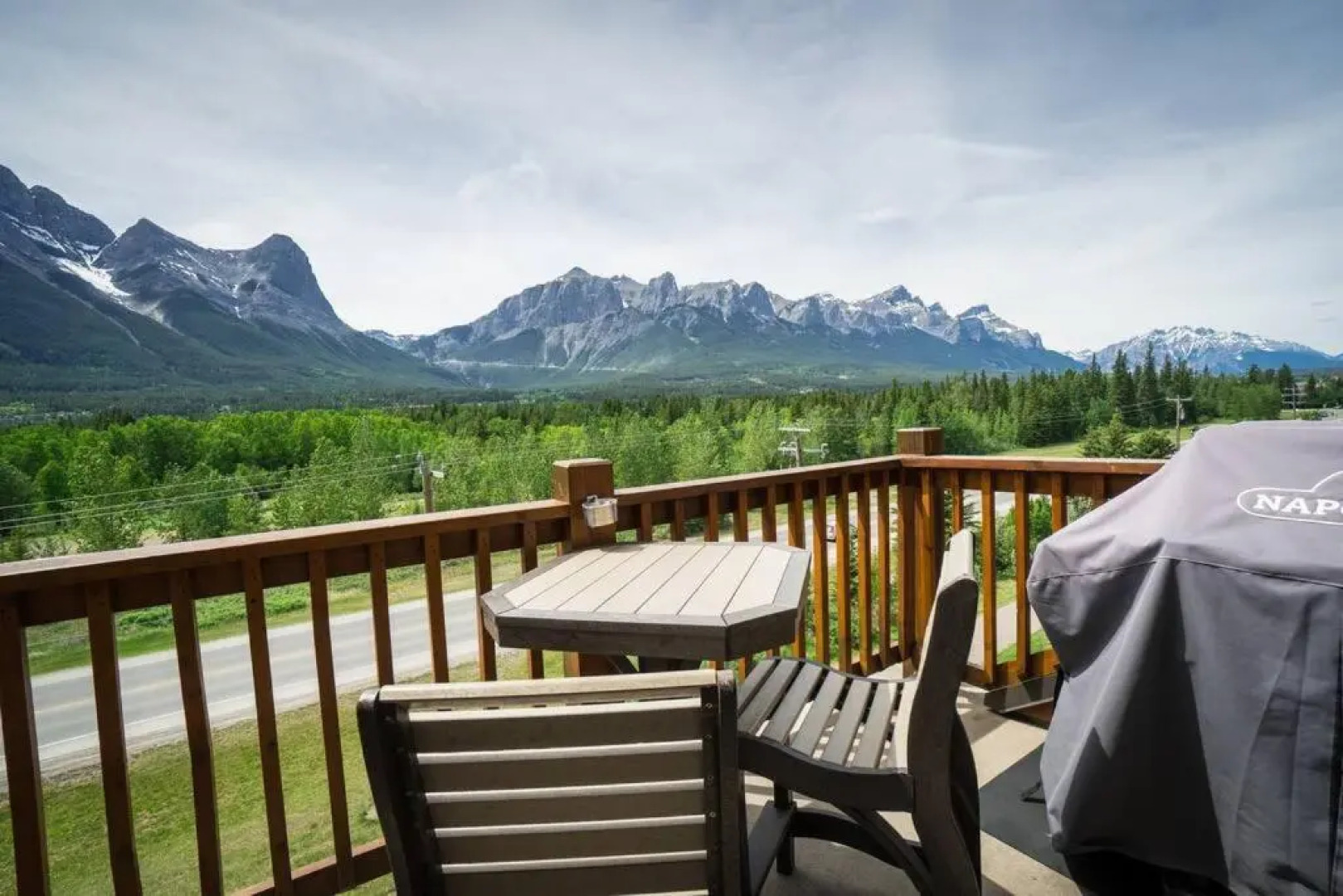 Spacious 3BR 2BA Penthouse with Mountain Views