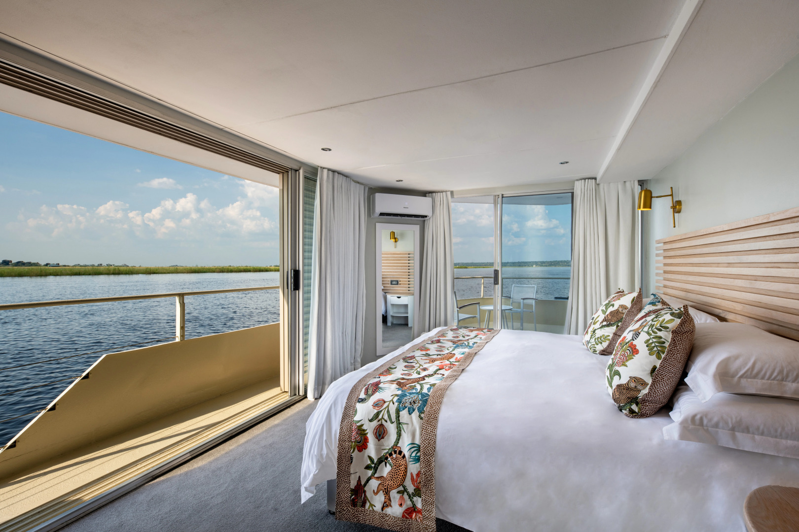 Zambezi Queen by Mantis