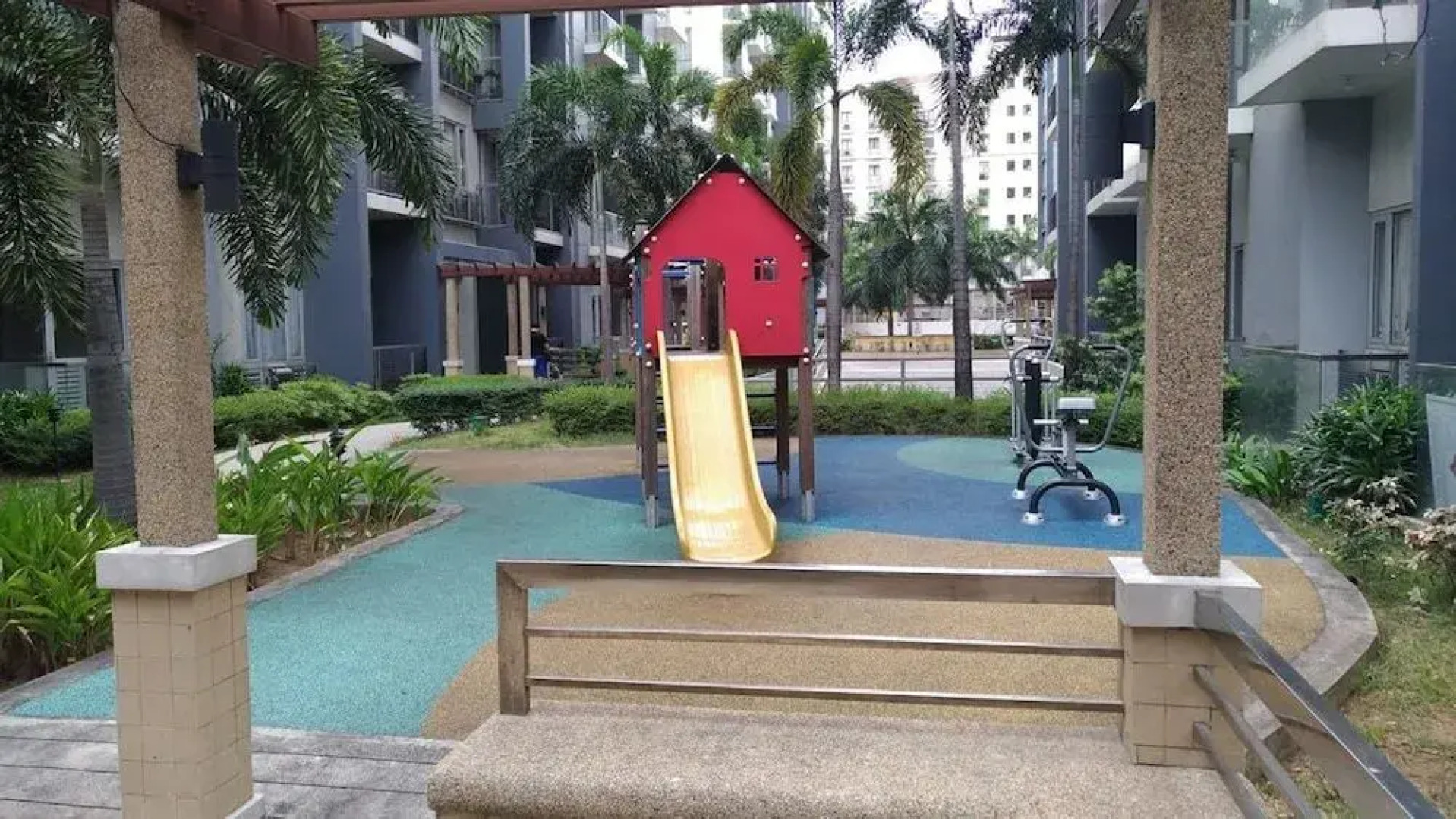 One Palm Tree Condo at Manila Airport T3 by Beth