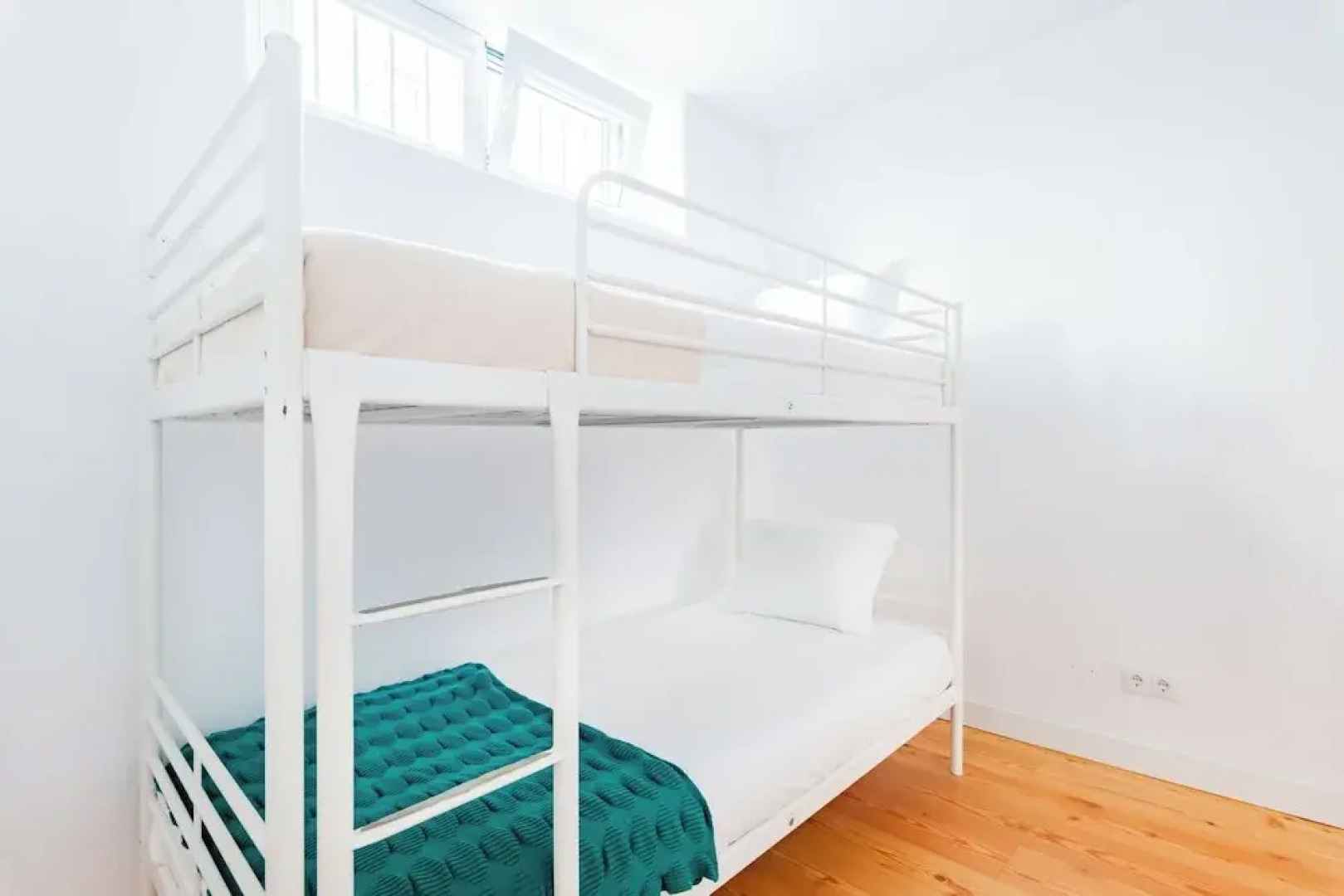 Oeiras Spacious and Coastal Flat