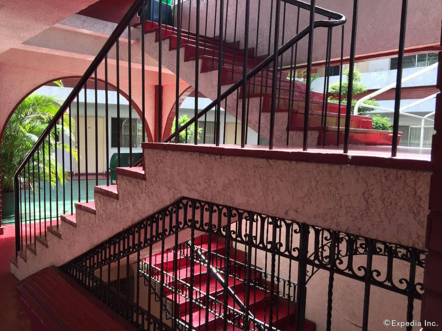 ZEN Rooms Broadway Court QC