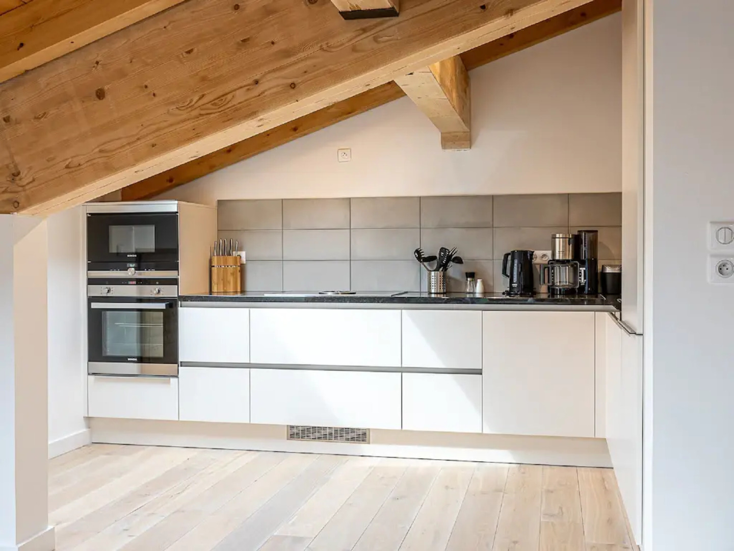 Penthouse with spacious balcony, ski lift 1.5 km away.