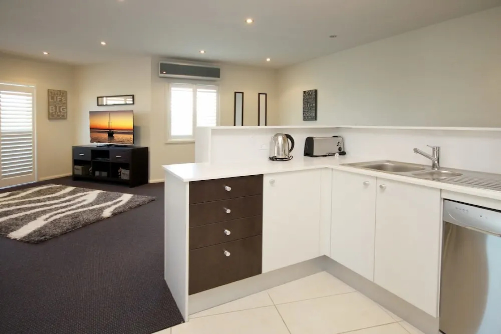 Pacific Blue Apartment 258, 265 Sandy Point Road