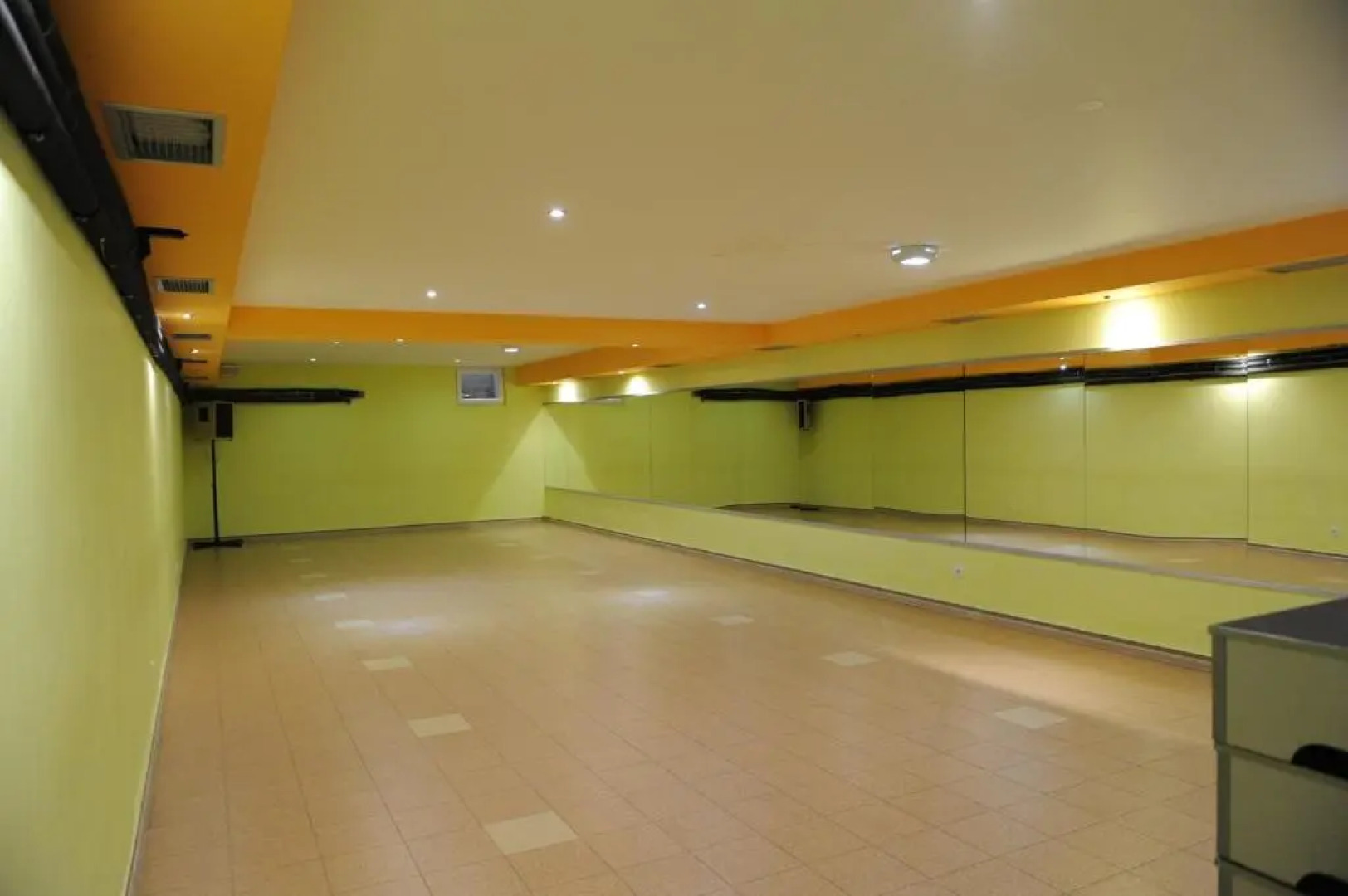 Apartment and Rooms In Club