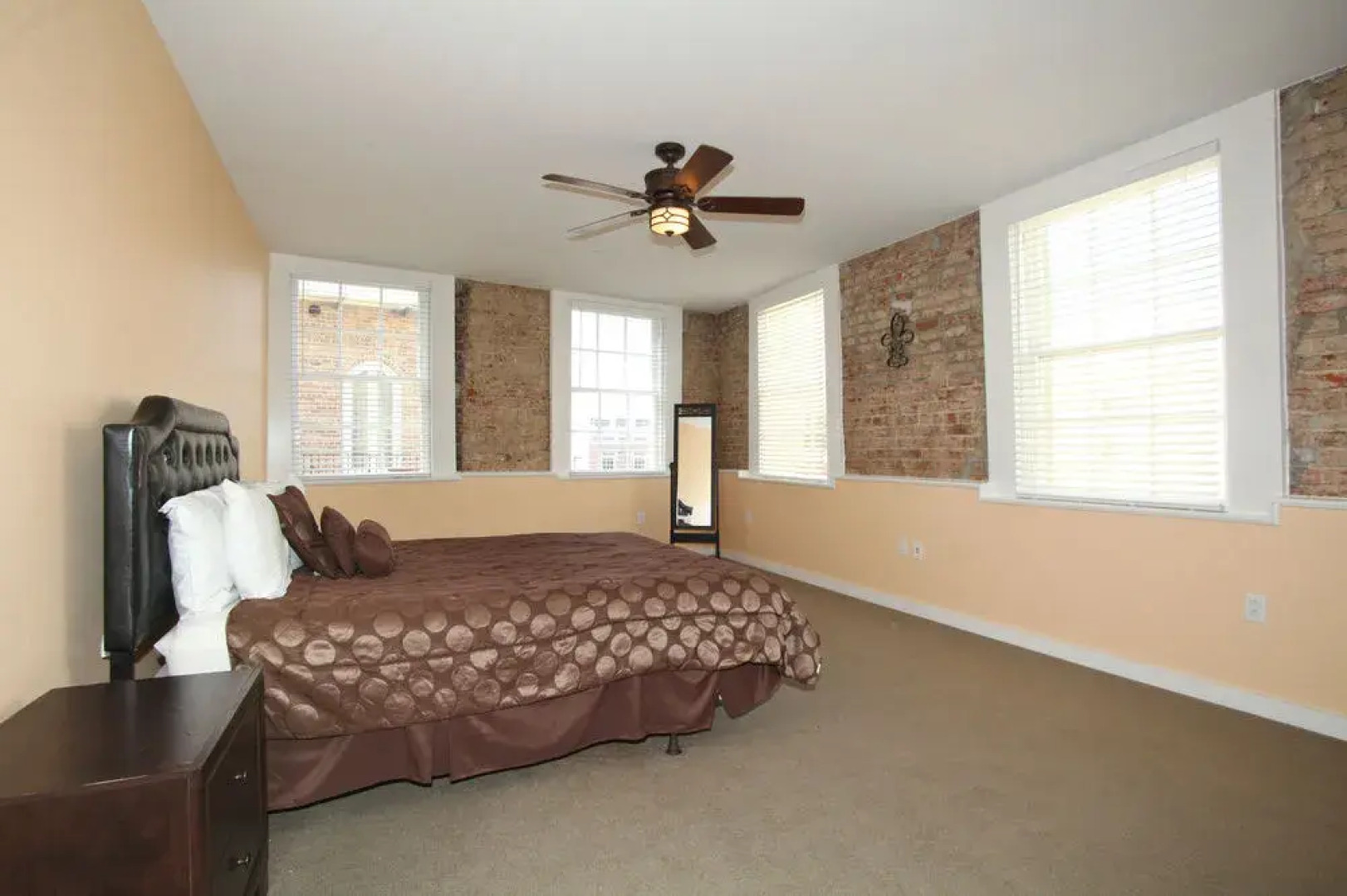 Hosteeva French Quarter Luxury Condo