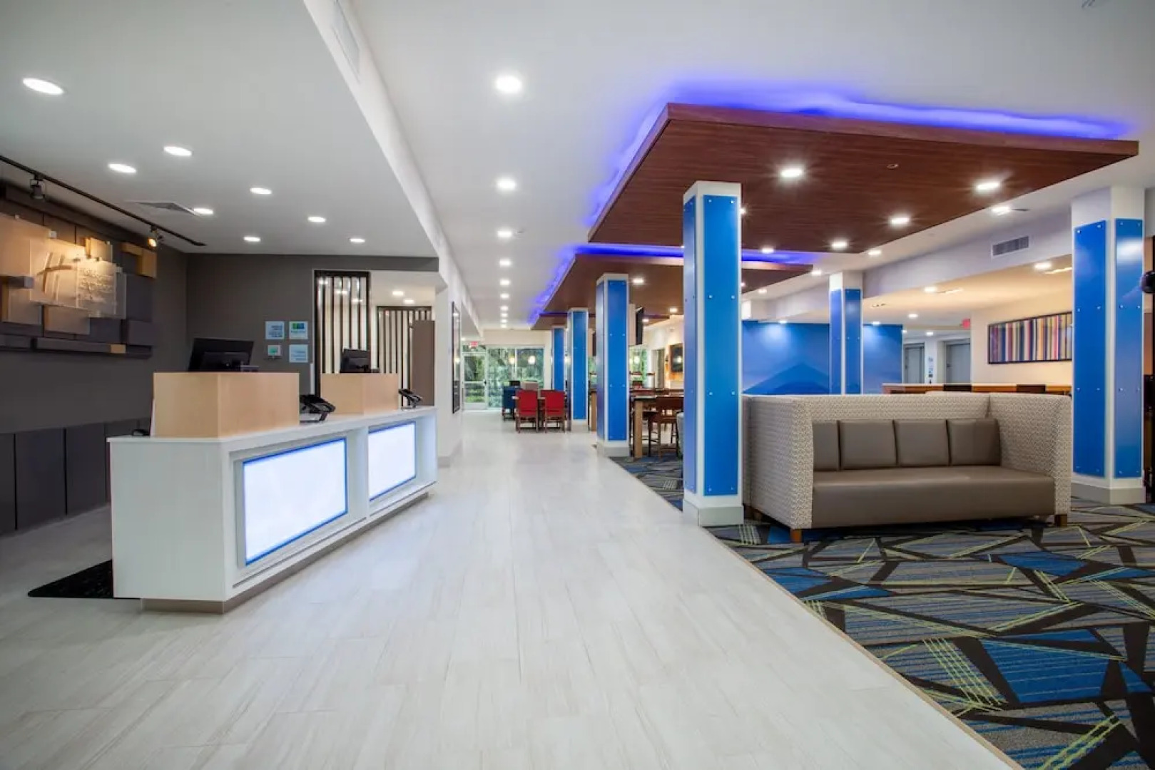 Holiday Inn Express & Suites Deland South