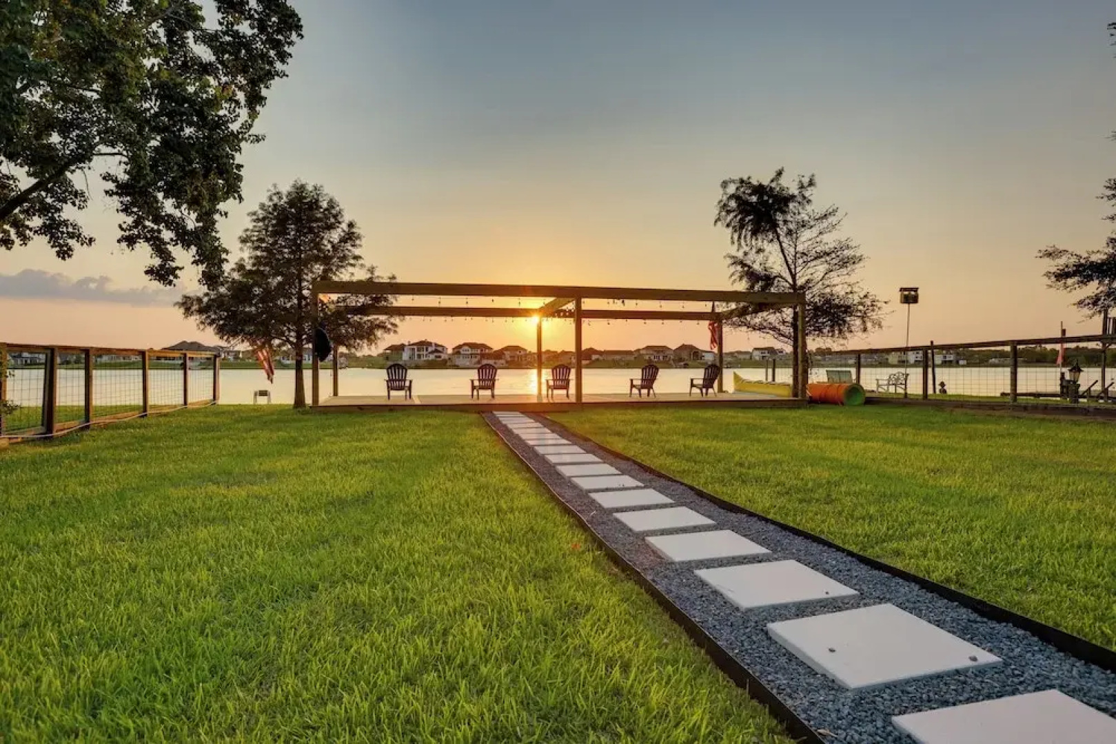 Willis Waterfront Home w/ Deck on Lake Conroe!