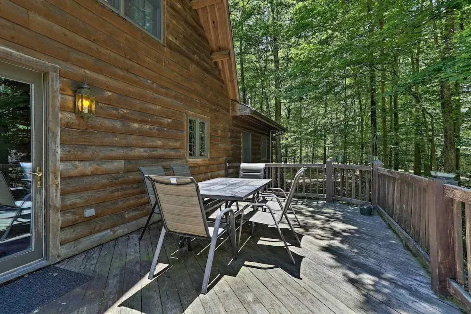 Spacious Cabin, 1 Block to Locust Lake Beach!