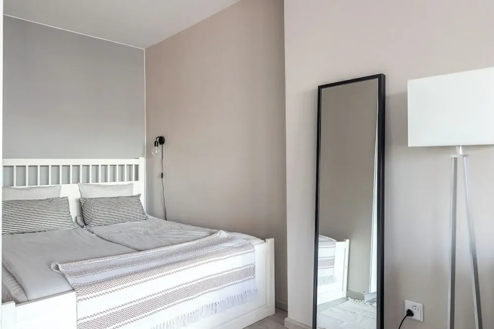 Bright & Cozy, Renovated Studio in the Center