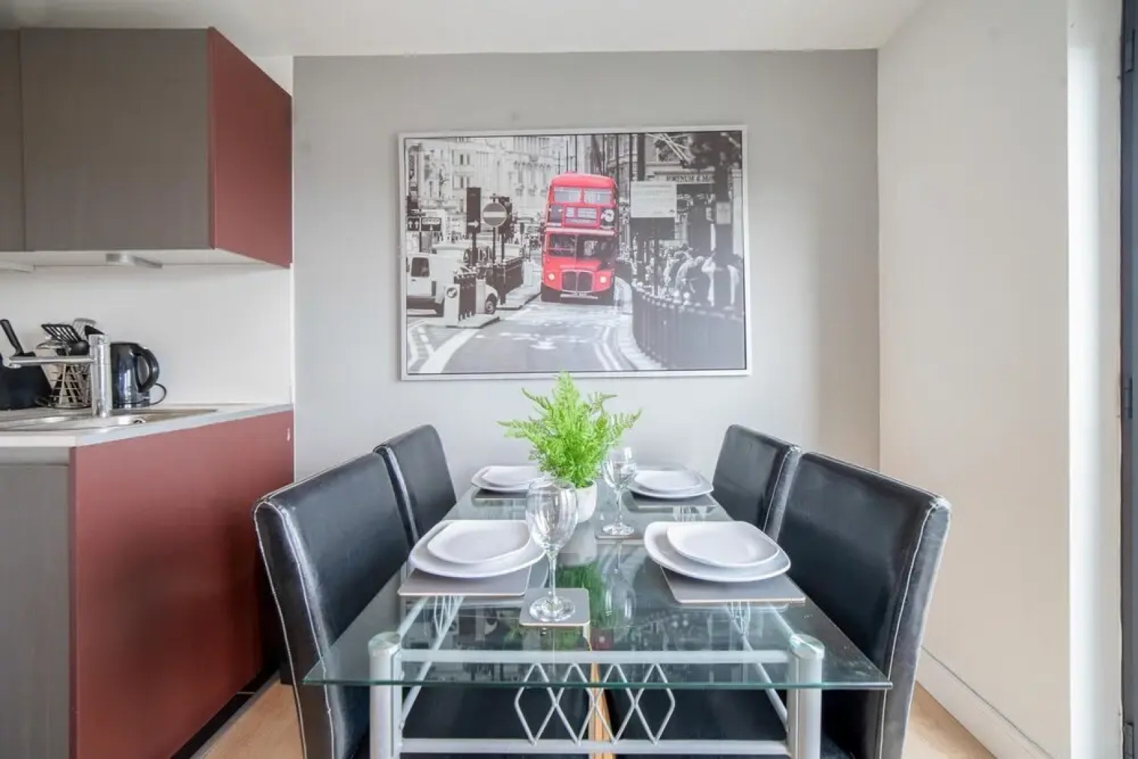 Dyzyn Living - The East Lock Business Travel Wifi Parking
