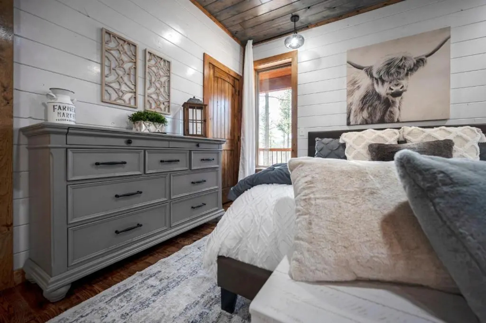 Brand New Sunrise Retreat 2 Bedroom Sleeps 8, 2 Decks, Hot Tub, Firepit