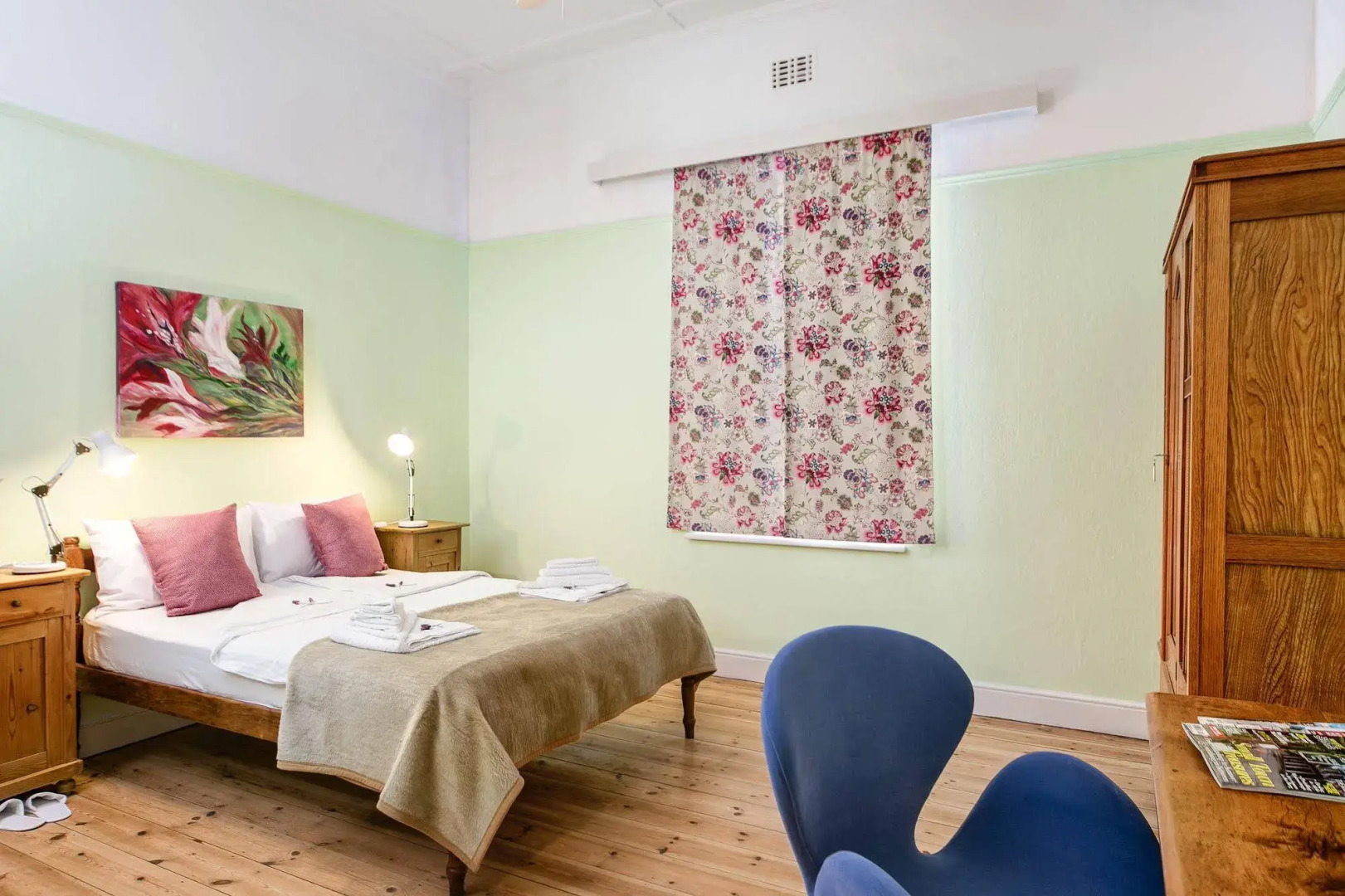 GUBAS DE HOEK meet eat sleep