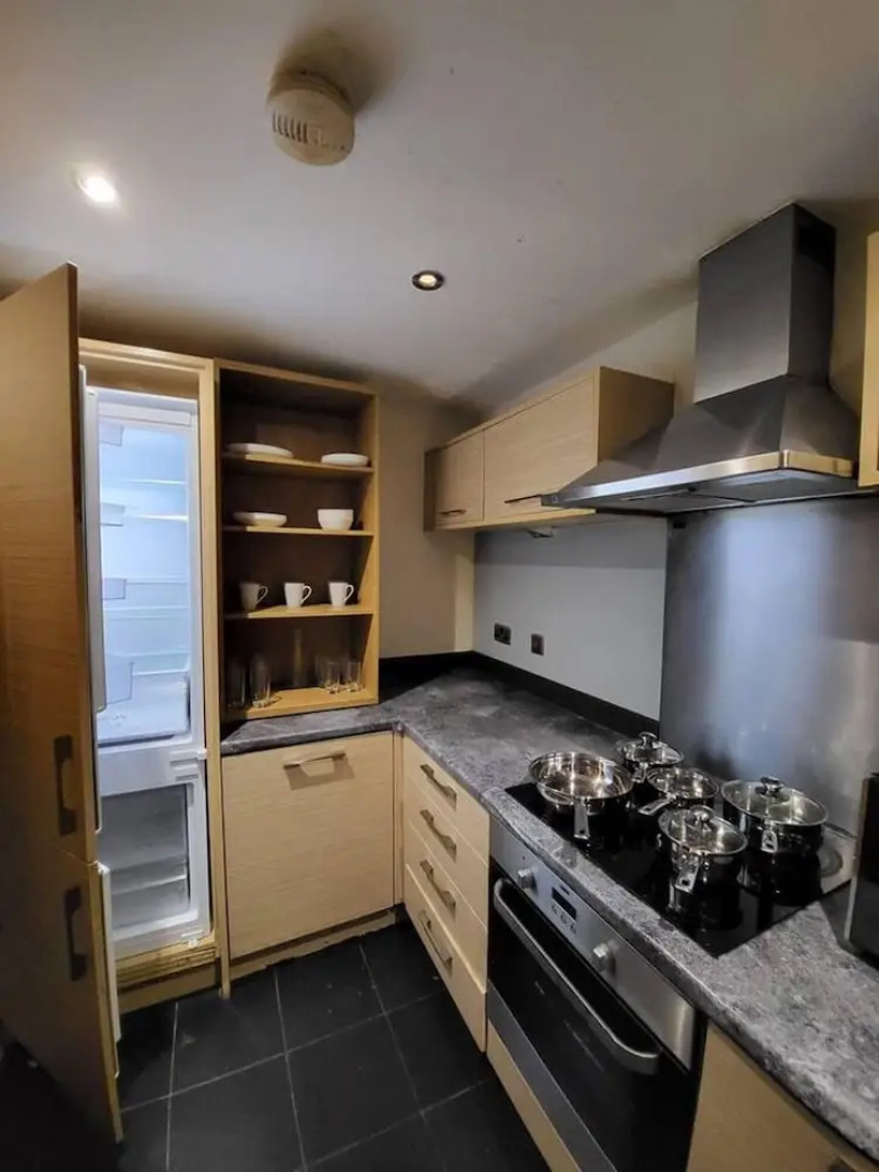 Lovely 4 Bedroom Home With Private Parking