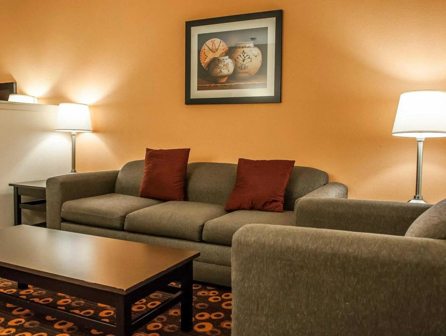 Econo Lodge Inn & Suites