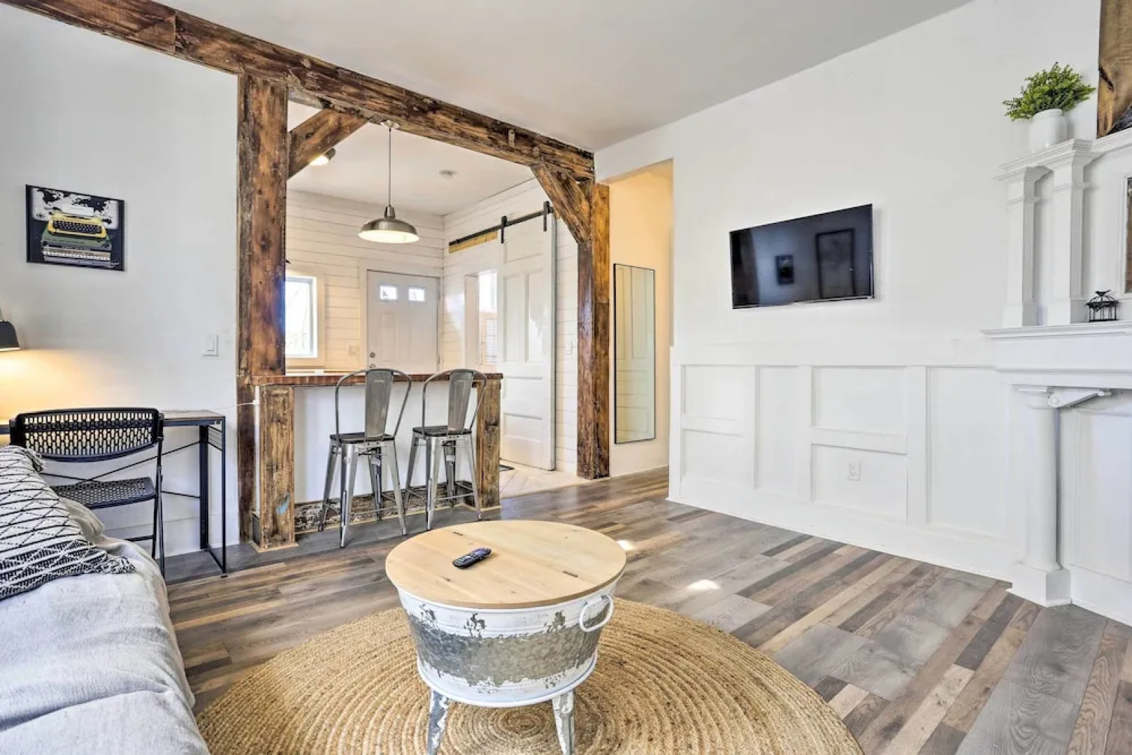 Chic Newark Escape w/ Balcony < 14 Mi to Nyc!