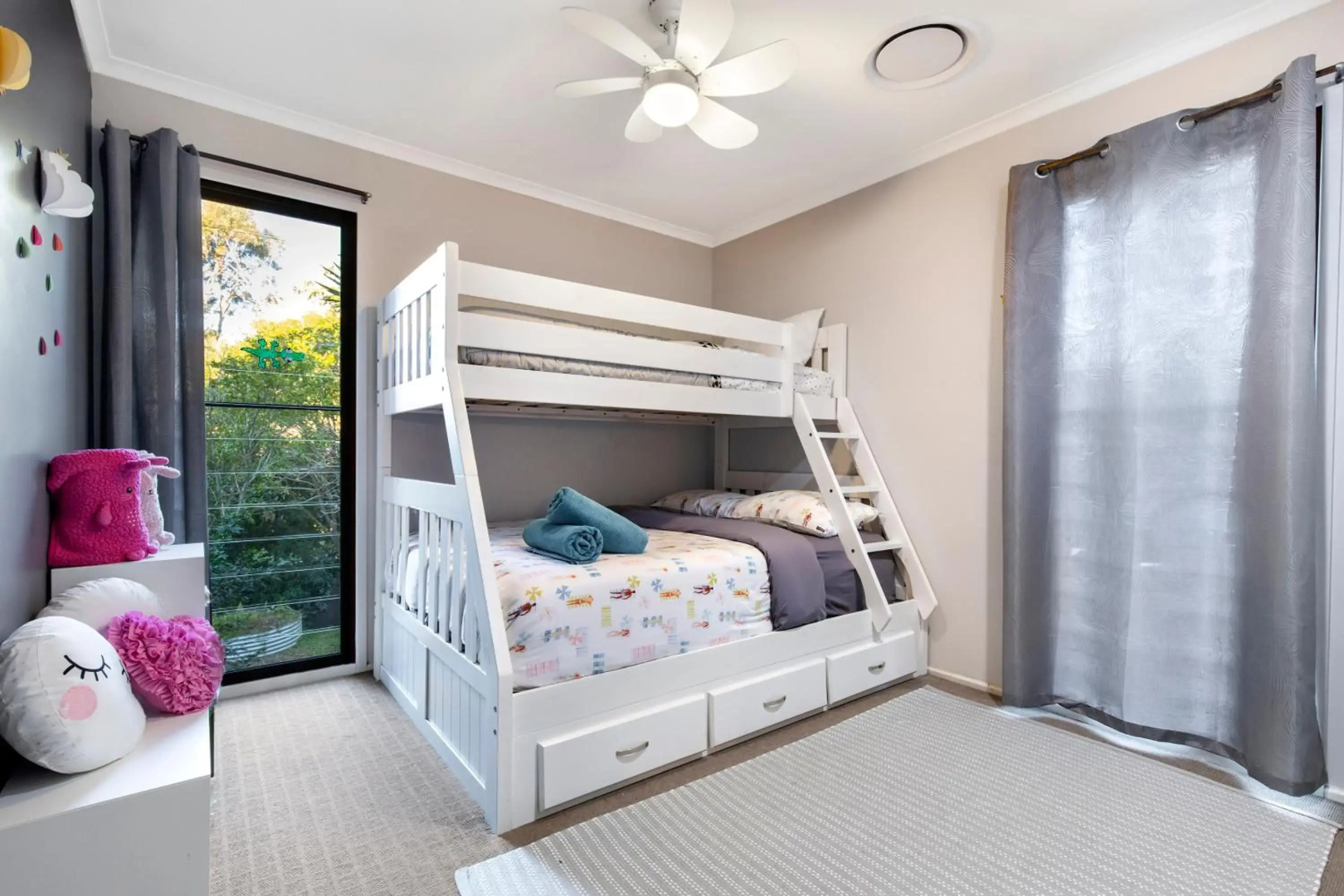 Cool Noosa Home. Central location. A/C. Gym. WIFI. Netflix