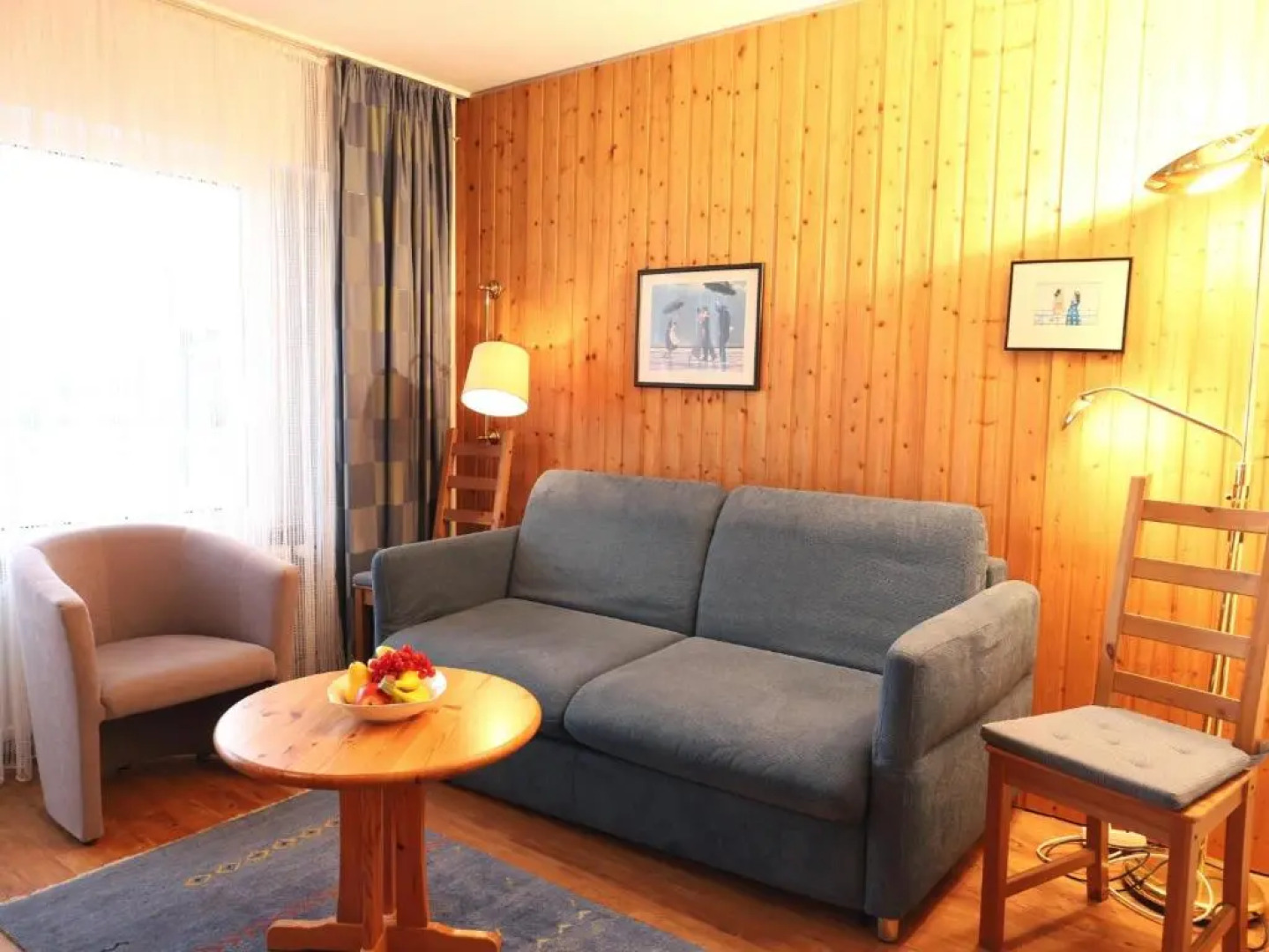 Freundliches 2-Zimmer-Appartement mit Kieferneinrichtung und einem Balkon.