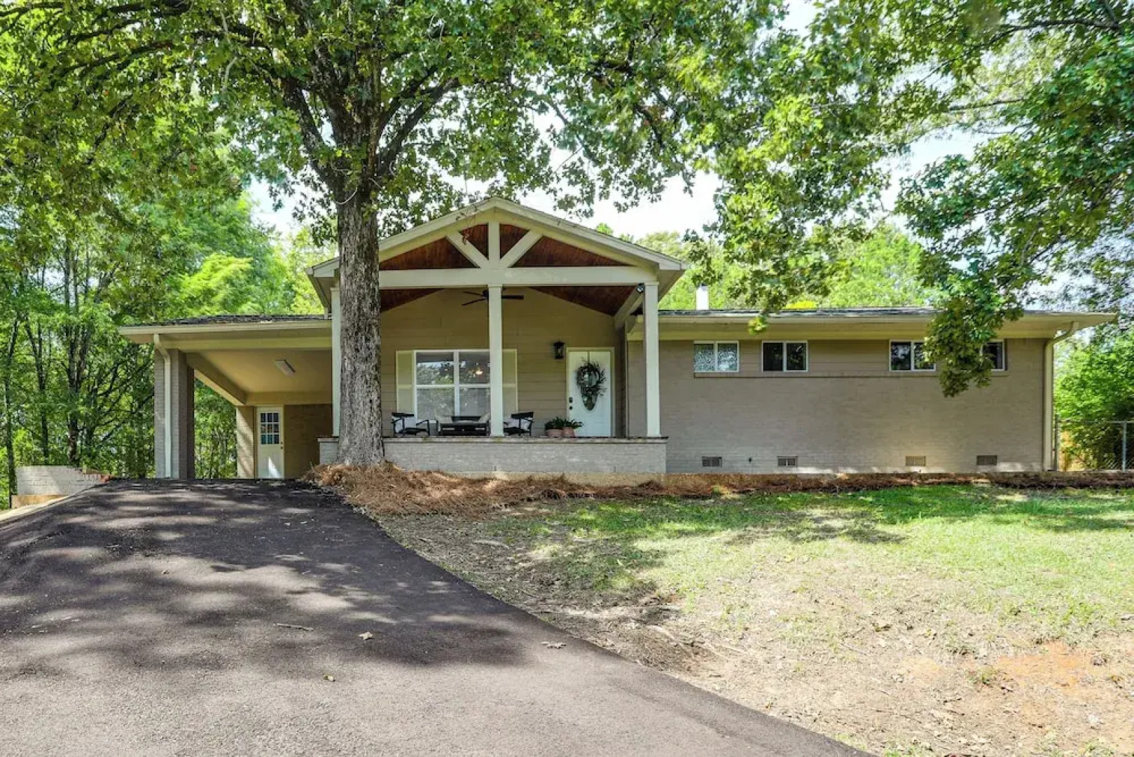 < 1 Mi to Ole Miss! Serene Home w/ Large Yard