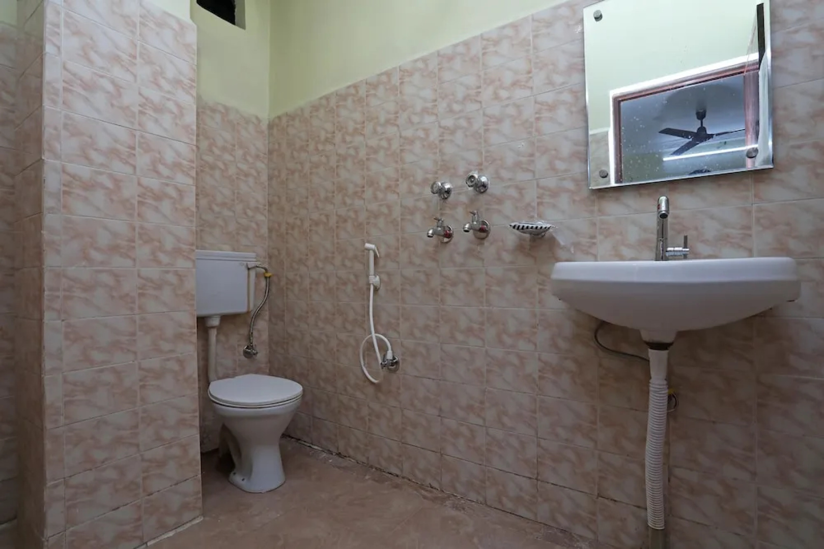OYO 28355 Hotel Raj Mahal