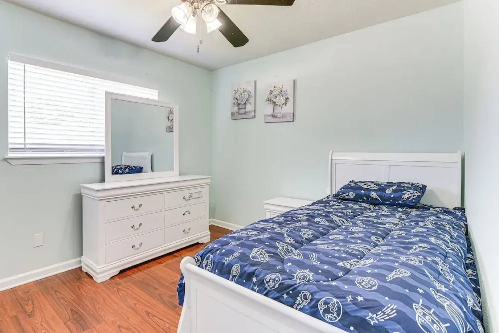 Patio, Fire Pit & Yard: Family Home in Pearland