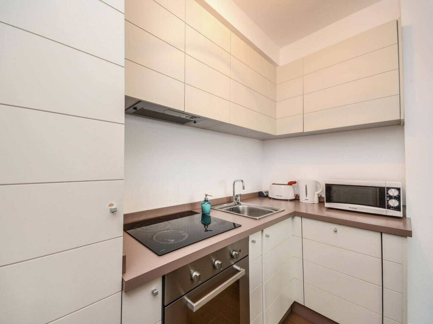 Lakeside Flat With Swimming Pool and air Conditioning