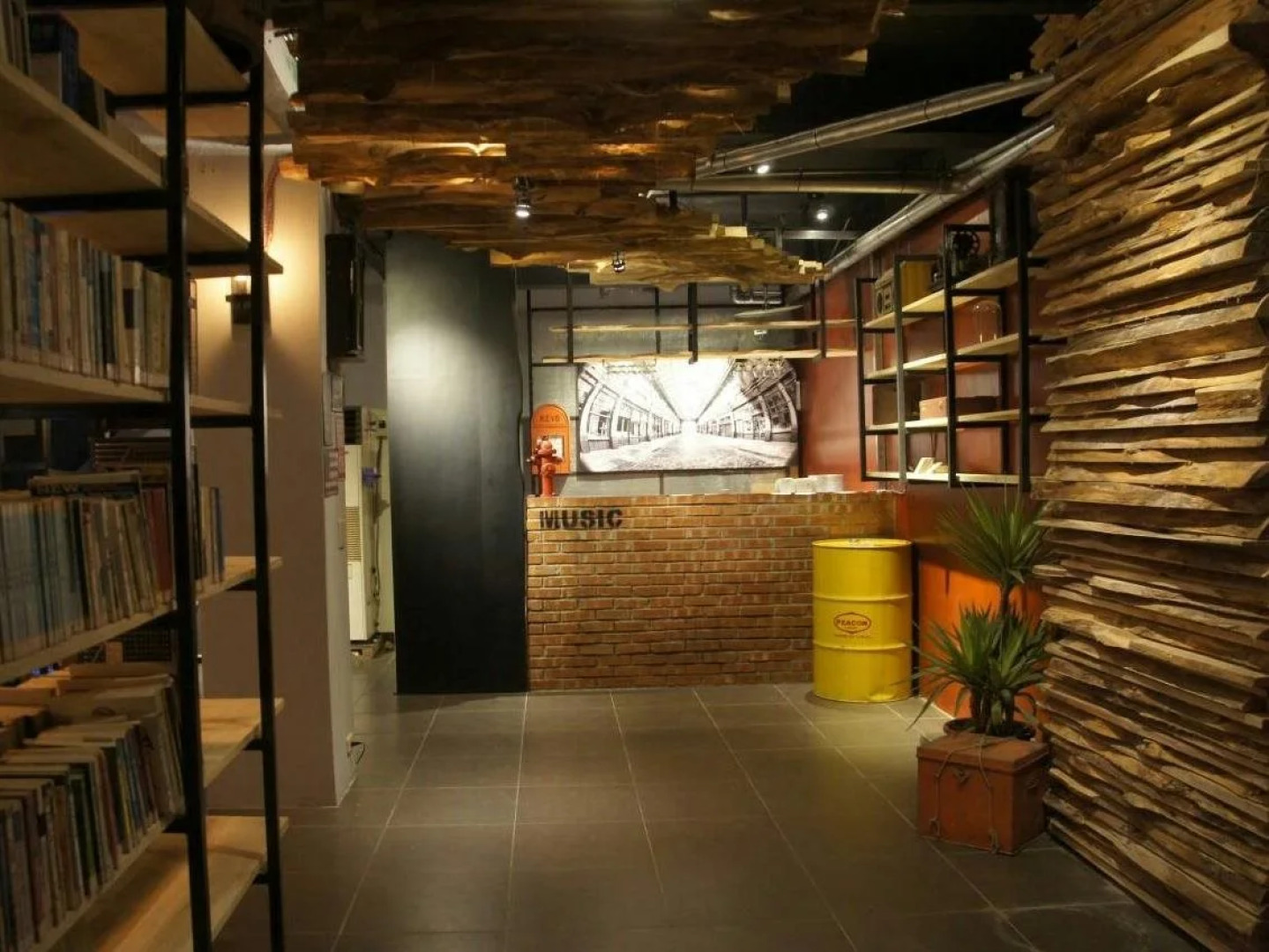 Turn Lane 1972 Jazz Hostel