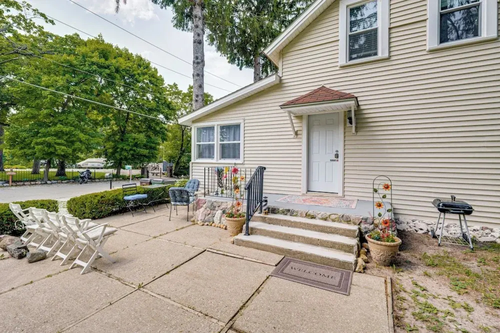 Powers Lake Home w/ Patio - 9 Mi to Lake Geneva!