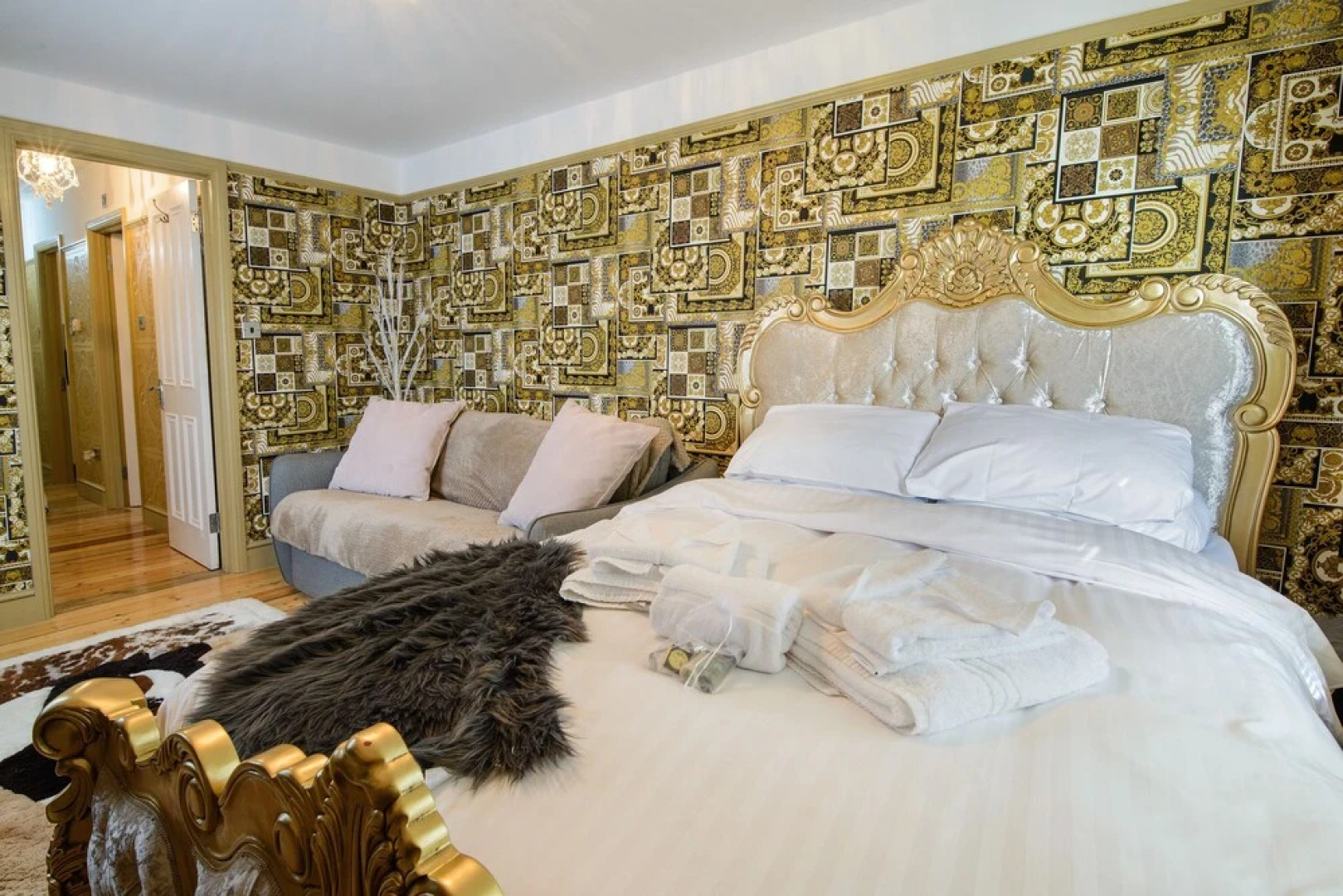 Deluxe 2 Bed Versace Hottub Skytv